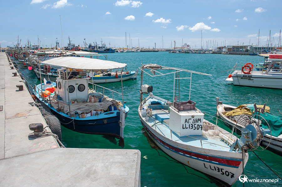 Cypr latem. Port i kutry rybackie w Limassol.  - foto: wnieznane.pl