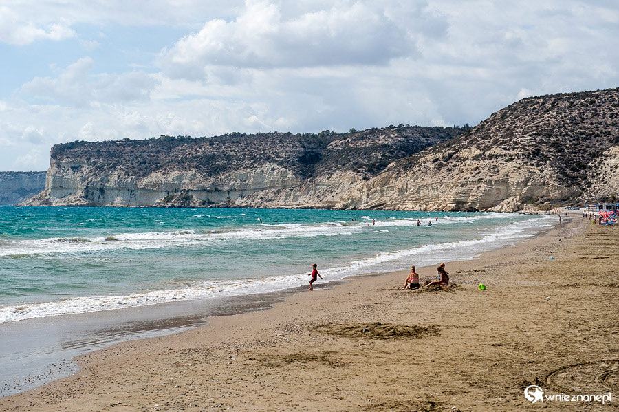 Cypr latem. Piaszczysto-kamienista plaża u podnóża ruin Kourion. - foto: wnieznane.pl