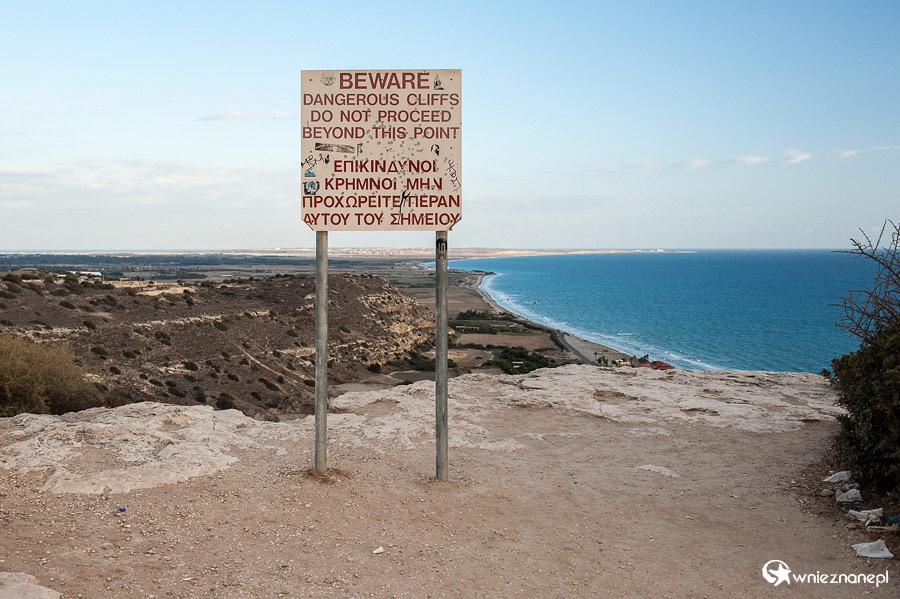 Cypr latem. Na klifach w okolicy stanowiska archeologicznego Kourion trzeba bardzo uważać.  - foto: wnieznane.pl