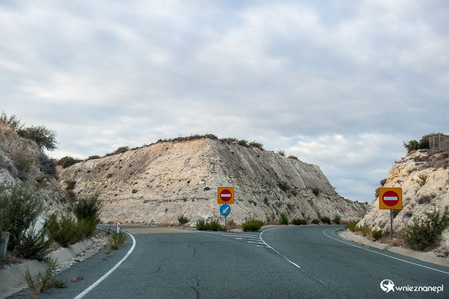 Cypr latem. Na rozstaju dróg... Okolice Kourion i brytyjskiej bazy wojskowej w Episkopi. - foto: wnieznane.pl