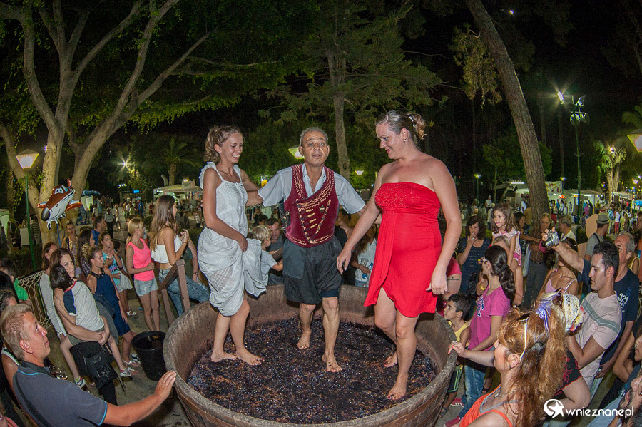 Cypr latem. Tańce podczas Festiwalu Wina w Limassol. - foto: wnieznane.pl