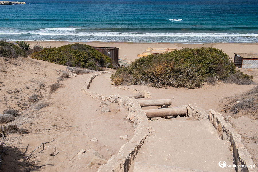 Cypr latem. Zejście z parkingu do plaży Lara Beach na Półwyspie Akamas.  - foto: wnieznane.pl