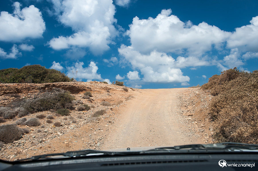 Cypr latem. Na Półwyspie Akamas są wyłącznie szutrowe drogi.  - foto: wnieznane.pl