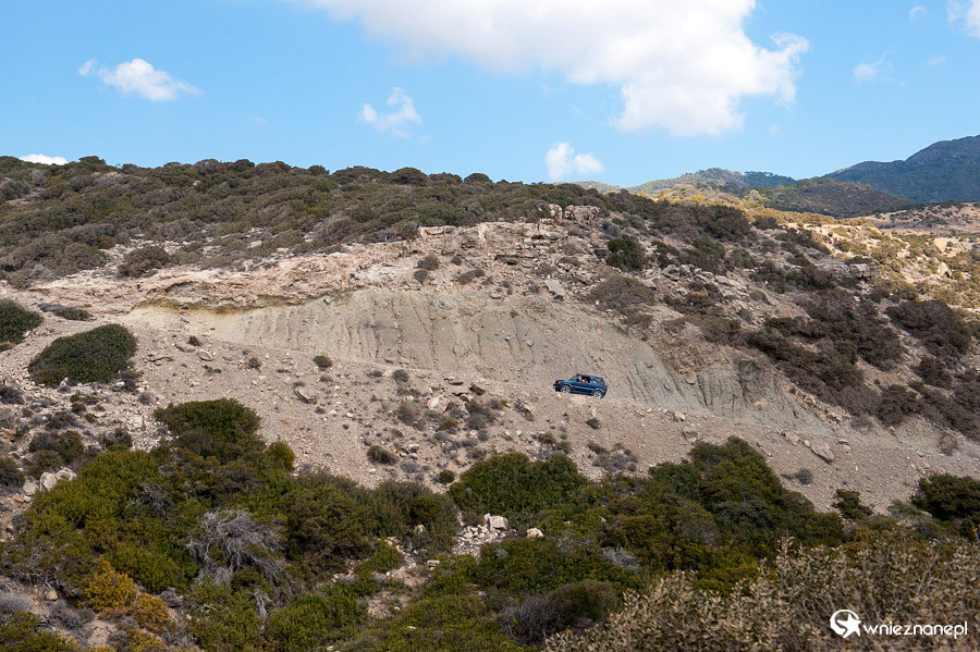 Cypr latem. Przewyższenia, skały i niska roślinność to typowy krajobraz Półwyspu Akamas. - foto: wnieznane.pl Cypr latem. Przewyższenia, skały i niska roślinność to typowy krajobraz Półwyspu Akamas. - foto: wnieznane.pl