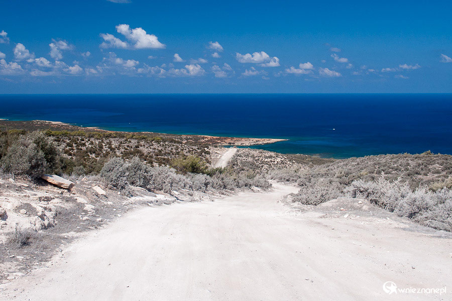 Cypr latem. Szutrowa droga prowadzi do miejsca zwanego