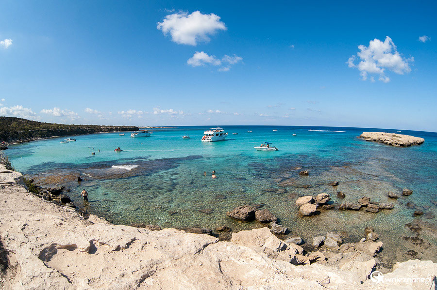 Cypr latem. Blue Lagoon (Błękitna Laguna) to jedno z najpiękniejszych miejsc na Półwyspie Akamas.  - foto: wnieznane.pl