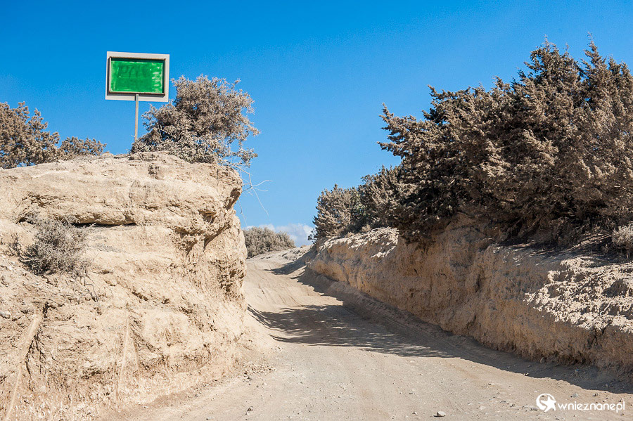 Cypr latem. Szutrowa droga na Półwyspie Akamas.  - foto: wnieznane.pl