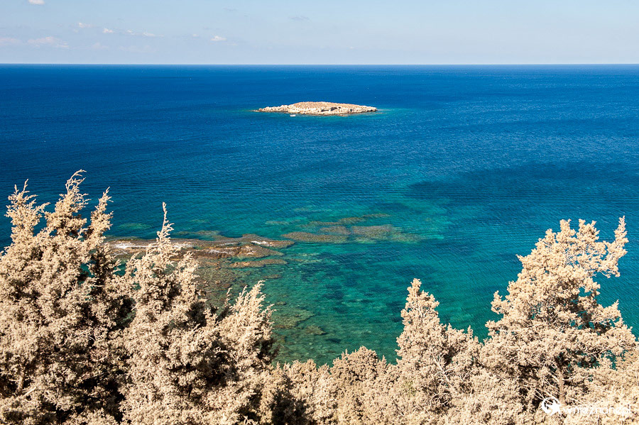 Cypr latem. Krystalicznie czysta woda u wybrzeży Półwyspu Akamas. - foto: wnieznane.pl