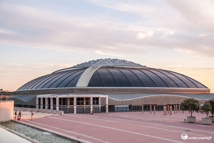 Barcelona. Palau Sant Jordi tuż przed zmierzchem. - foto: wnieznane.pl