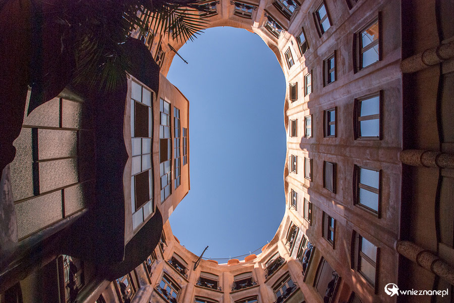 Barcelona. Casa Milà. Na dziedzińcu. - foto: wnieznane.pl