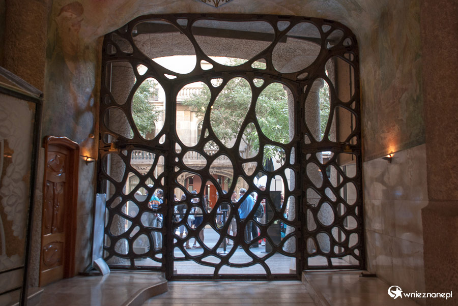 Barcelona. Brama wjazdowa do wnętrz Casa Milà. - foto: wnieznane.pl