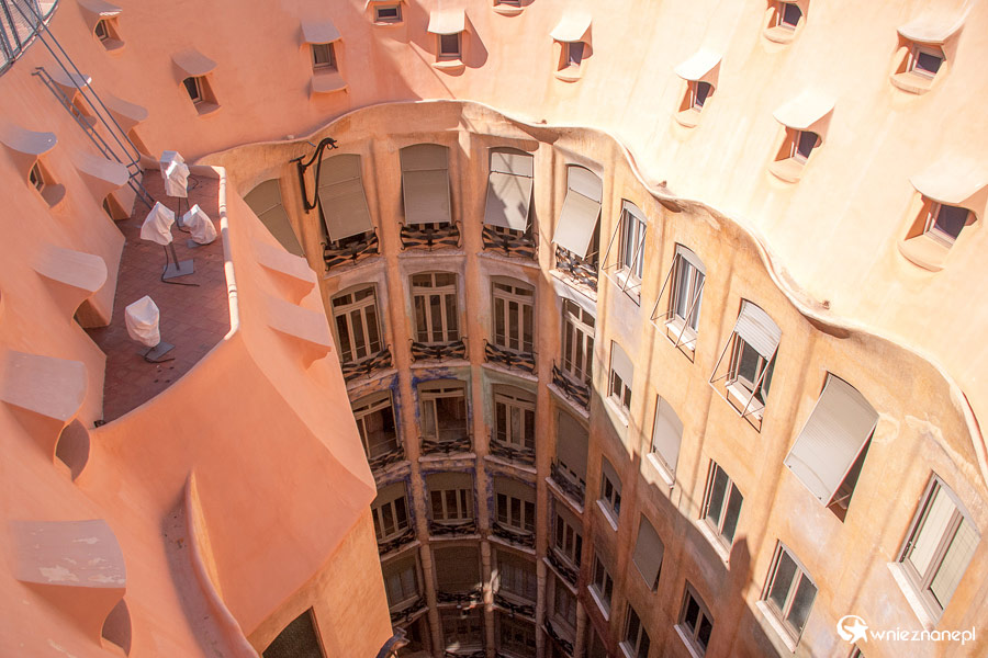 Barcelona. Zaglądamy w głąb dziedzińca Casa Milà. - foto: wnieznane.pl