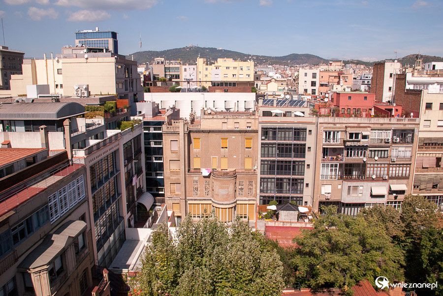 Barcelona. Casa Milà i widok na sąsiednie budynki. - foto: wnieznane.pl