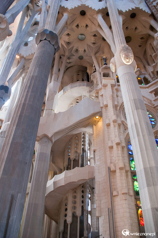 Barcelona. Sagrada Familia i jej masywne filary. - foto: wnieznane.pl