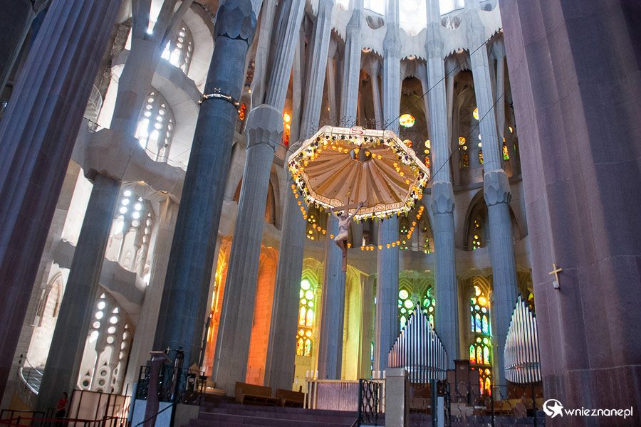 Barcelona. Sagrada Familia. Ołtarz. - foto: wnieznane.pl