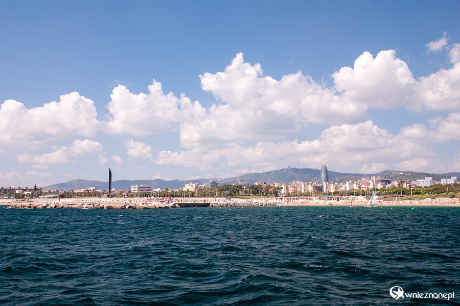 Barcelona. Rejs katamaranem. - foto: wnieznane.pl