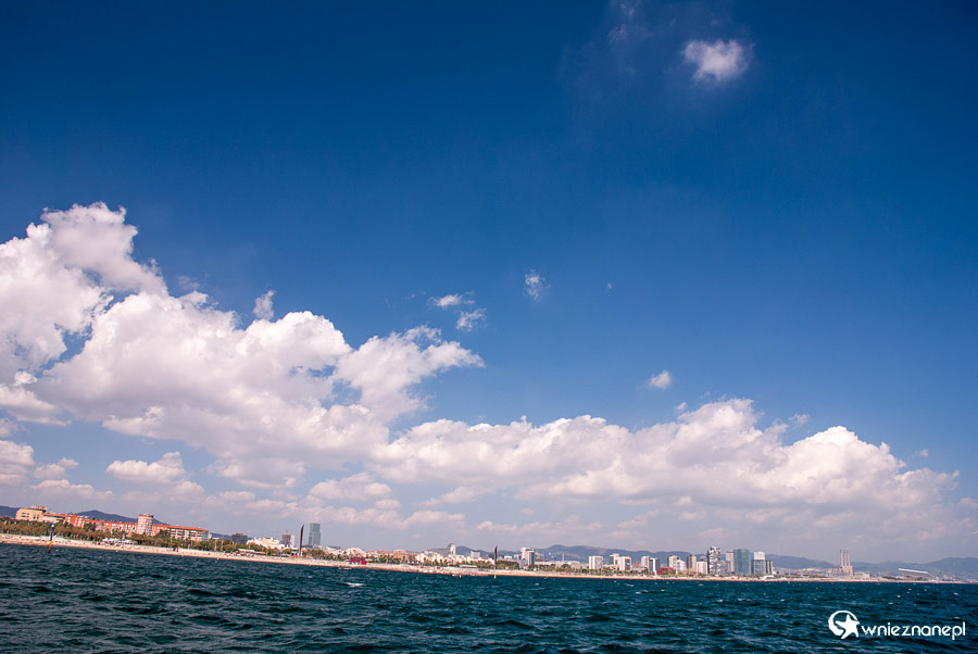 Barcelona. Rejs katamaranem. - foto: wnieznane.pl