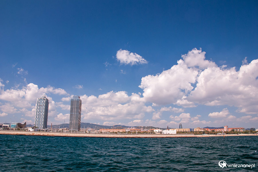 Barcelona. Rejs katamaranem. - foto: wnieznane.pl