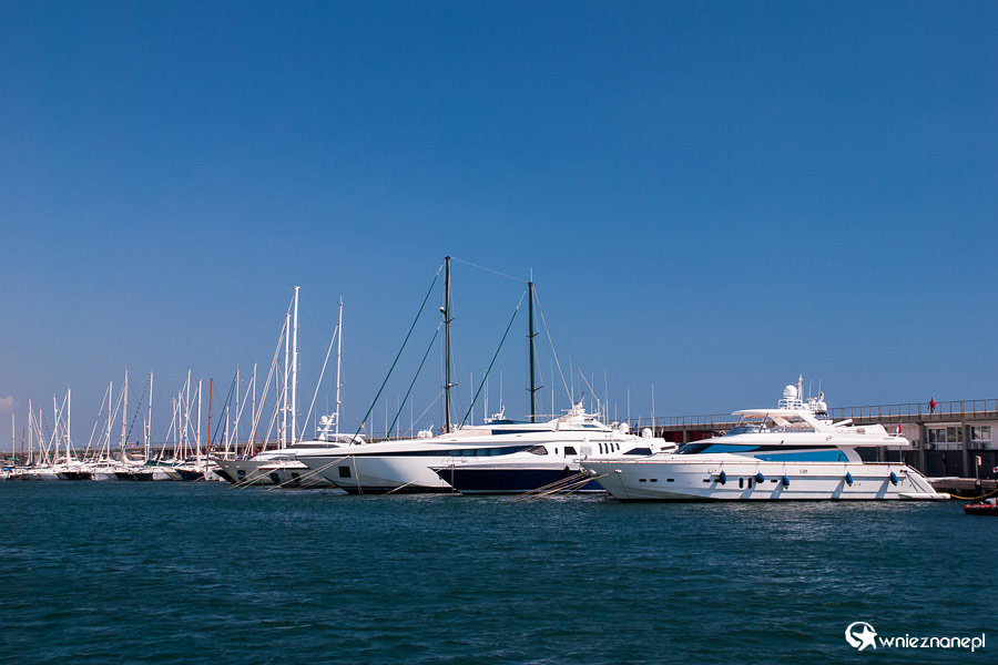 Barcelona. Zacumowane łódki w porcie olimpijskim. - foto: wnieznane.pl