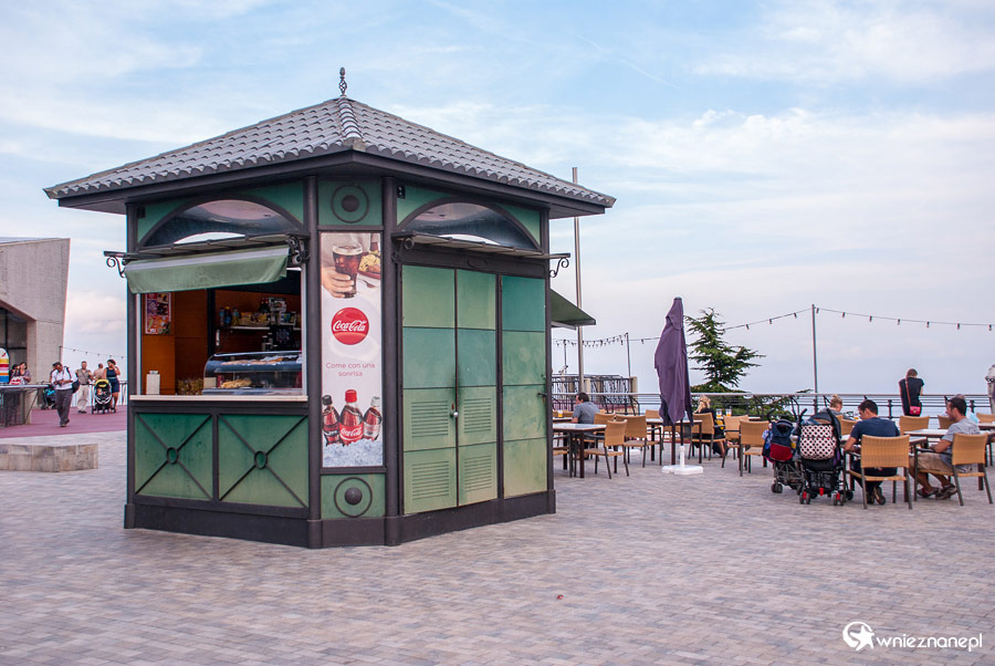 Barcelona. Kawiarnia na szczycie wzgórza Tibidabo. - foto: wnieznane.pl