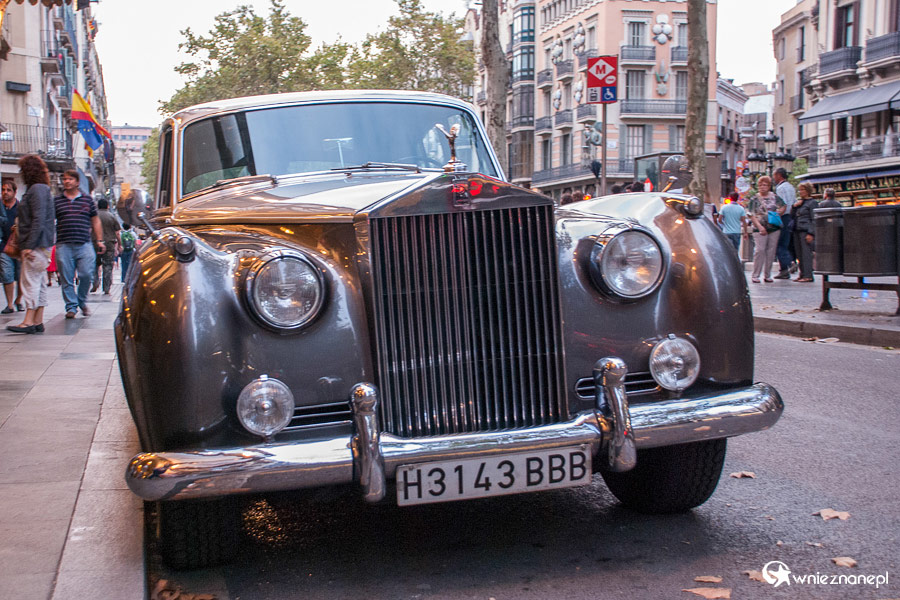 Barcelona. Rolls-Royce na La Rambla. - foto: wnieznane.pl