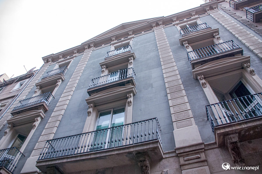 Barcelona. Jedna z licznych kamienic przy La Rambla. - foto: wnieznane.pl