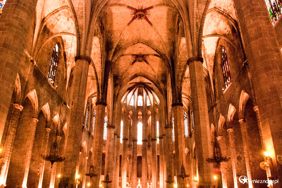 Barcelona. Wnętrza kościoła Santa Maria del Mar. - foto: wnieznane.pl