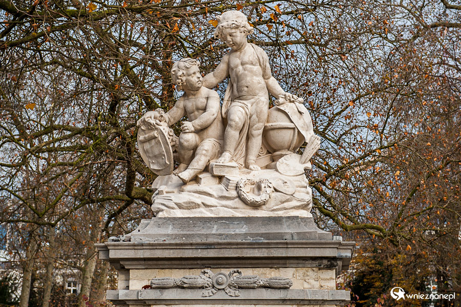 Bruksela. Rzeźba w Parc de Bruxelles. - foto: wnieznane.pl