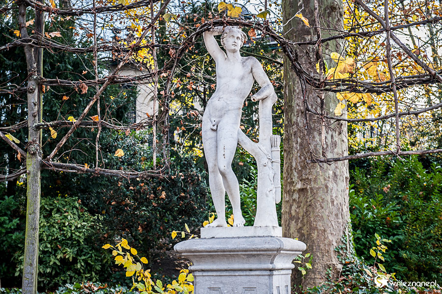 Bruksela. Rzeźba w Parc de Bruxelles. - foto: wnieznane.pl