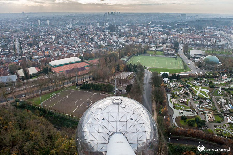 Bruksela. Widok z Atomium na park miniatur i miasto. - foto: wnieznane.pl