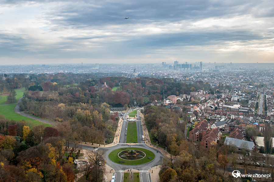 Bruksela. Widok na miasto ze szczytu Atomium. - foto: wnieznane.pl