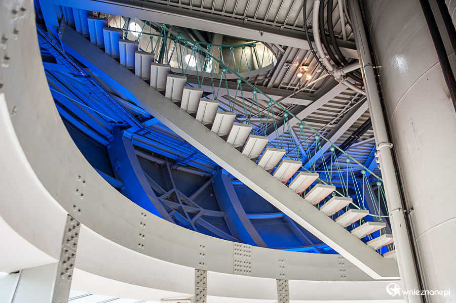 Bruksela. Schody we wnętrzu Atomium. - foto: wnieznane.pl