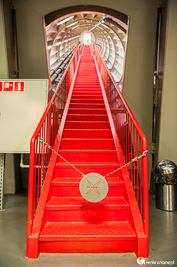 Bruksela. Schody we wnętrzu Atomium. - foto: wnieznane.pl