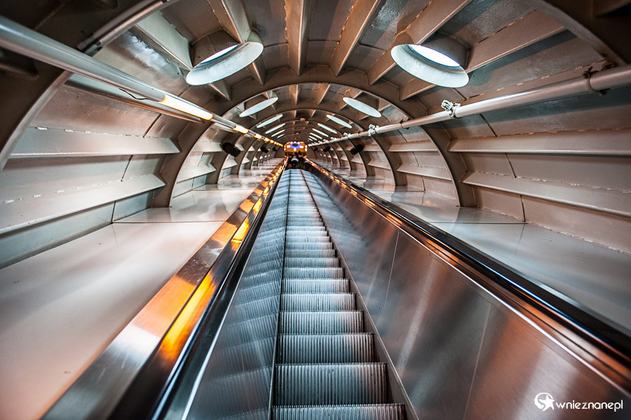Bruksela. Schody we wnętrzu Atomium. - foto: wnieznane.pl