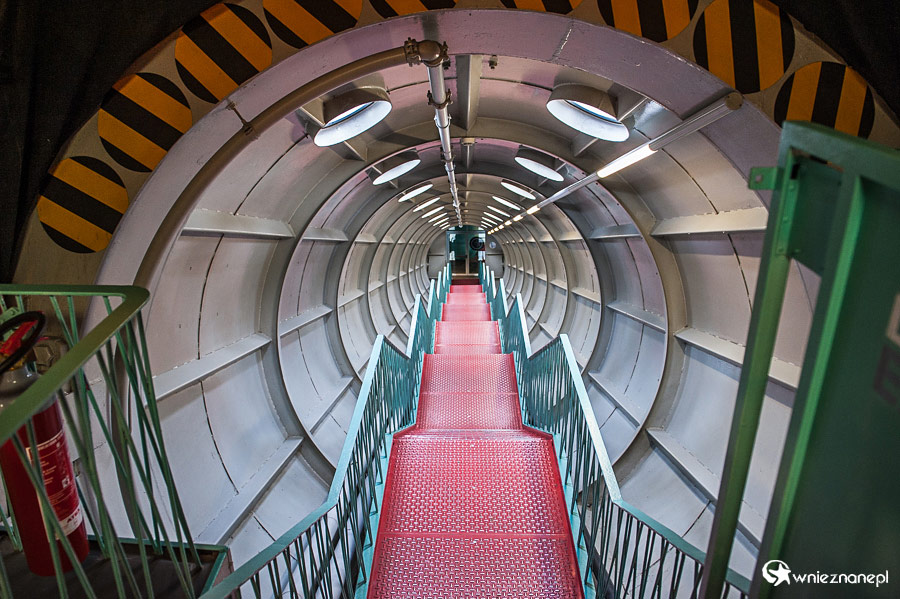 Bruksela. Schody we wnętrzu Atomium. - foto: wnieznane.pl