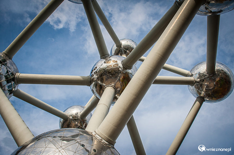 Bruksela. Sfery Atomium widziane z dołu. - foto: wnieznane.pl