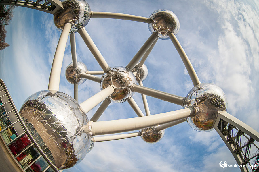 Bruksela. Konstrukcja Atomium widziana z dołu. - foto: wnieznane.pl