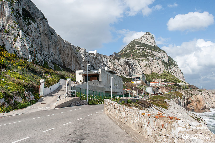 Gibraltar. Widok z Europa Point na Upper Rock. - foto: wnieznane.pl