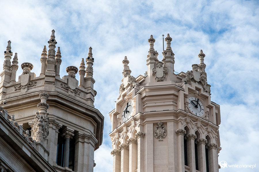 Madryt. Jeden z budynków przy Plaza de Cibeles. - foto: wnieznane.pl