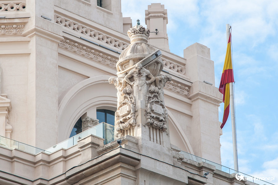 Madryt. Jeden z budynków przy Plaza de Cibeles. - foto: wnieznane.pl Madryt. Jeden z budynków przy Plaza de Cibeles. - foto: wnieznane.pl