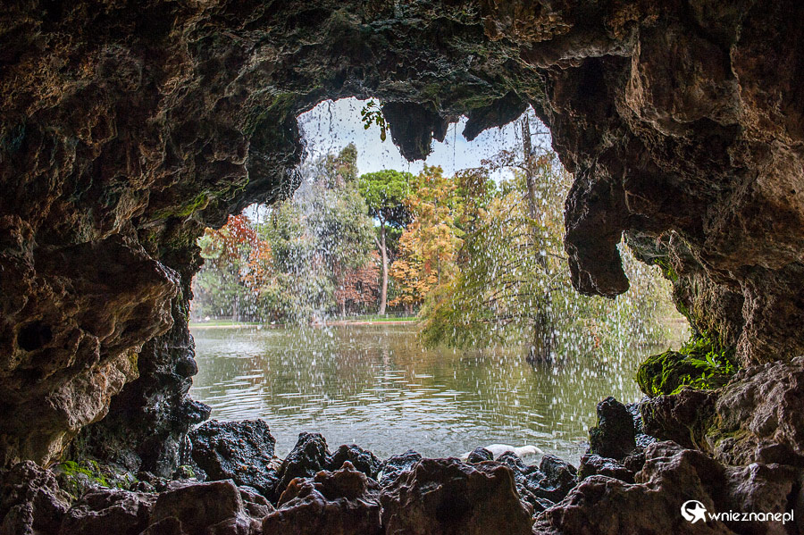 Madryt. Mała grota w Parku Retiro. - foto: wnieznane.pl Madryt. Mała grota w Parku Retiro. - foto: wnieznane.pl