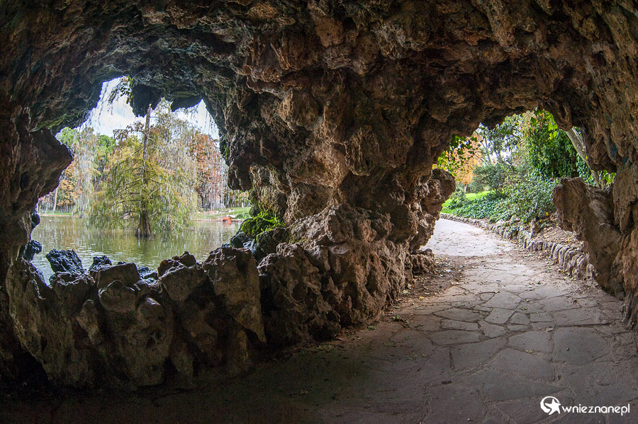 Madryt. Grota w Parku Retiro. - foto: wnieznane.pl Madryt. Grota w Parku Retiro. - foto: wnieznane.pl