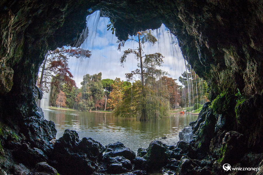Madryt. Wypoczynek w Parku Retiro. - foto: wnieznane.pl