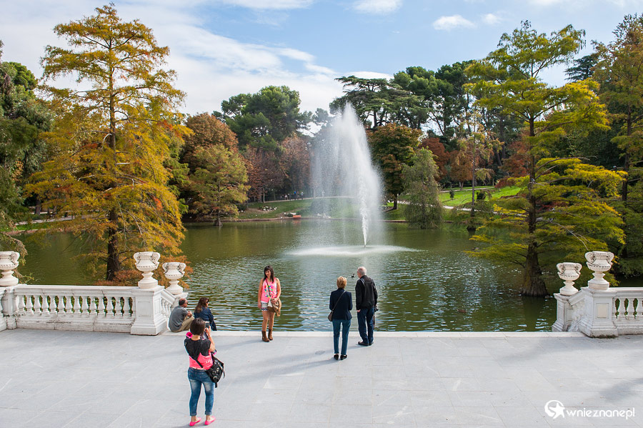 Madryt. Wypoczynek w Parku Retiro. - foto: wnieznane.pl