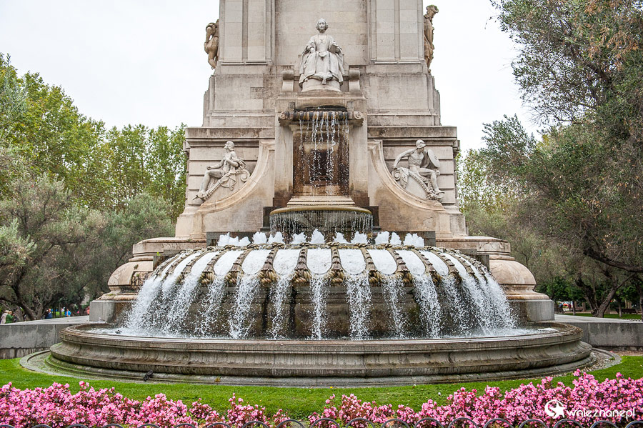 Madryt. Pomnik przy Plaza de Espana. - foto: wnieznane.pl