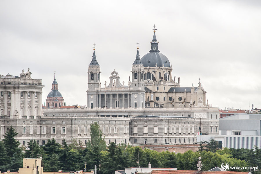 Madryt. Widok z góry na Catedral de la Almudena. - foto: wnieznane.pl