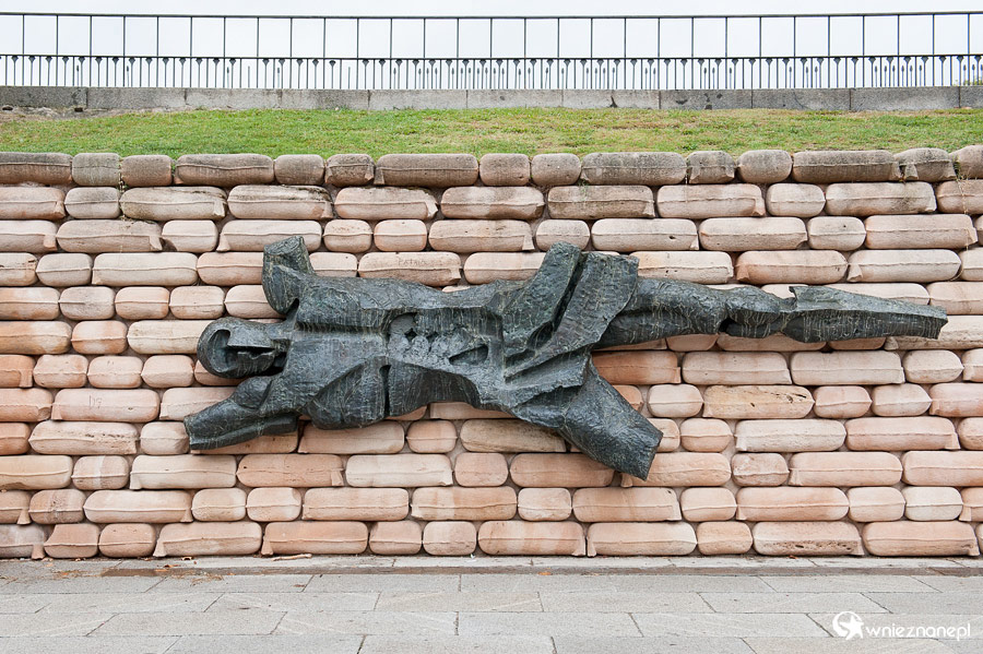 Madryt. Pomnik w pobliżu Templo de Debod. - foto: wnieznane.pl
