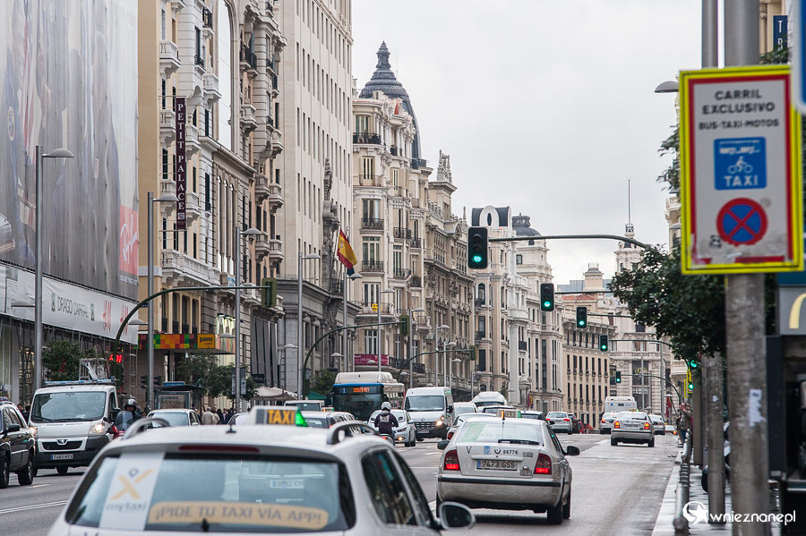 Madryt. Najsłynniejsza ulica w mieście - Gran Via. - foto: wnieznane.pl Madryt. Najsłynniejsza ulica w mieście - Gran Via. - foto: wnieznane.pl