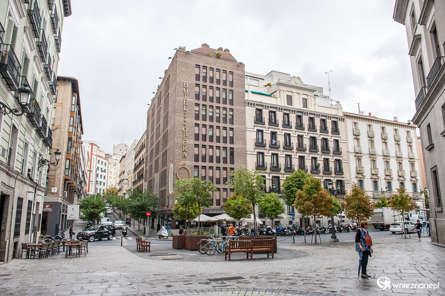 Madryt. Jeden z placyków w sercu miasta. - foto: wnieznane.pl