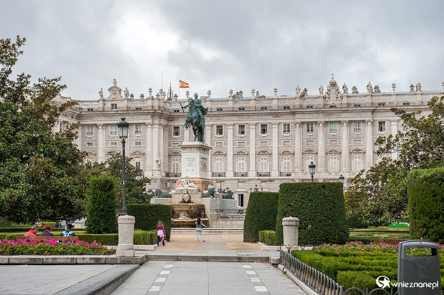 Madryt. Konny pomnik Felipe IV na Plaza de Oriente. - foto: wnieznane.pl Madryt. Konny pomnik Felipe IV na Plaza de Oriente. - foto: wnieznane.pl